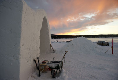 氷のホテル、ただいま建設中！