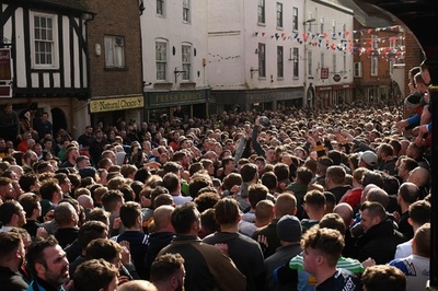 「会場は町全体、ルールはほぼ無し」住民総出のフットボール大会 英