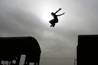 コソボの若者を引きつける、都会のスポーツ「パルクール」