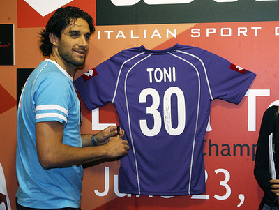 トーニ スポーツショップのオープニングセレモニーに出席