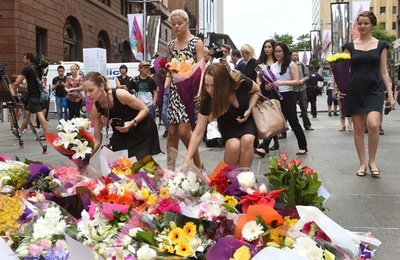 死亡した人質2人の「英雄」行為に称賛の声、豪の立てこもり事件