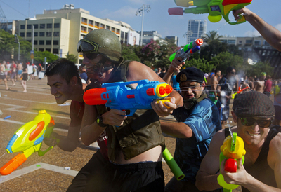 イスラエルで水合戦イベント、大人も大はしゃぎ
