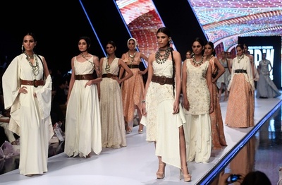 パキスタンでファッションショー、地元デザイナーらが新作