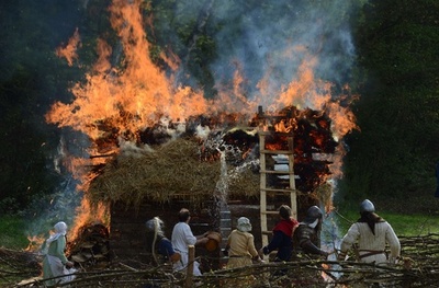 本格的な騎士コスプレ？中世の戦闘を再現 チェコ