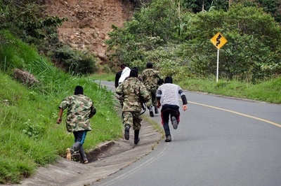FARCが待ち伏せ攻撃、政府軍兵士15人死亡 コロンビア