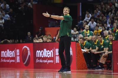 終了間際に大誤審、フランス対リトアニアの審判団が大会追放 バスケW杯