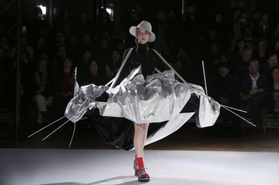 古代ギリシャに着想を得た一枚の布で見せる服、「ヨウジヤマモト」15/16秋冬
