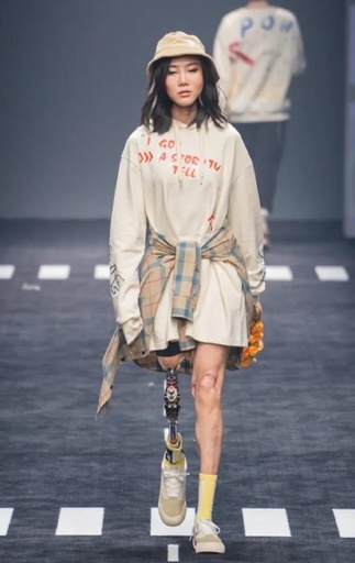 四川大地震で片脚を失った女性 ファッションショーで輝く