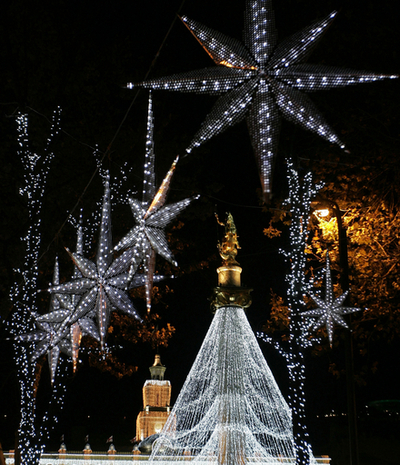 聖人を頂き輝くクリスマスツリー、グルジア