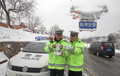 ドローンで運転手のスマホ操作を監視 済南の交通警察