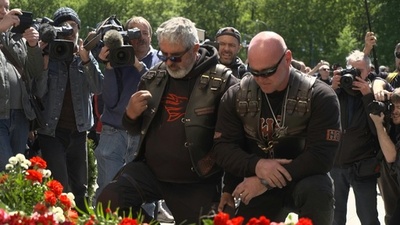 動画:ロシア愛国バイク集団、ベルリンで戦没者記念式典に参加