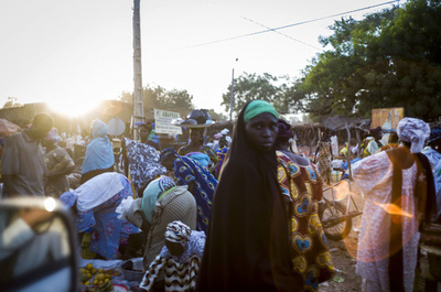 トラックの荷台に乗って移動する人々、マリ
