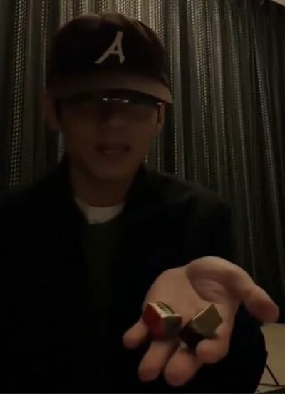 BTSのV、タクシー運転手からの小さな贈り物に感謝のライブ