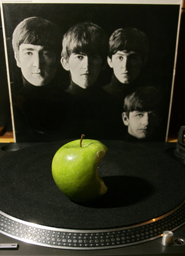 EMIとビートルズが印税問題で和解 - 英国