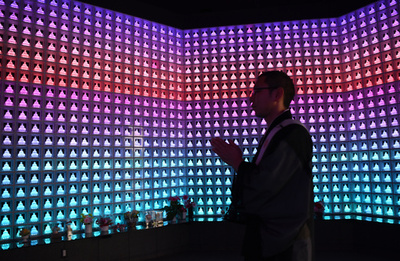 ハイテク納骨堂に海外も注目、鮮やかに思い出照らす　東京