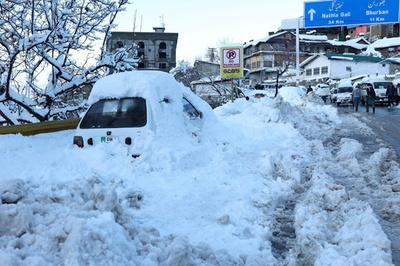 大雪で大渋滞、車内に閉じ込められた21人死亡 パキスタン