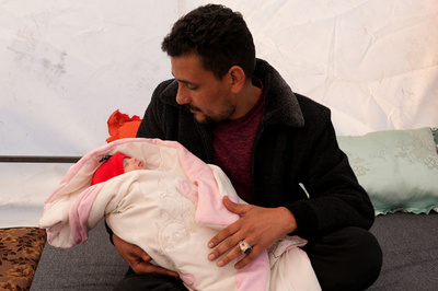 「奇跡の赤ちゃん」叔父の元に へその緒つながったまま救出 シリア