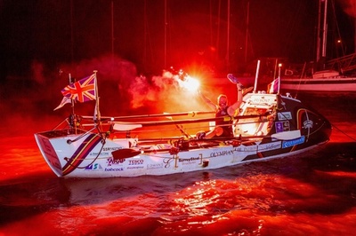 義足の英元海兵隊員、ボートで大西洋単独横断 健常者の記録破る