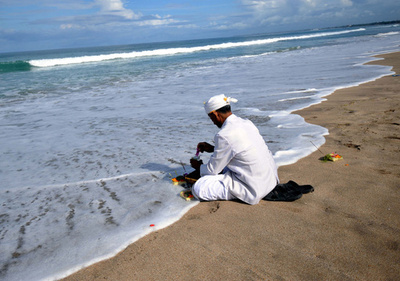 「何もしてはいけない日」、バリ海岸