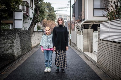 米国人夫が性別移行した夫婦、立ちはだかる日本の法律の壁