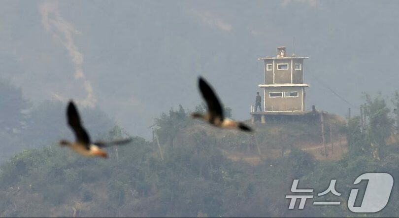 韓国京畿道坡州市の境界線地域から見た北朝鮮軍の哨所(c)news1