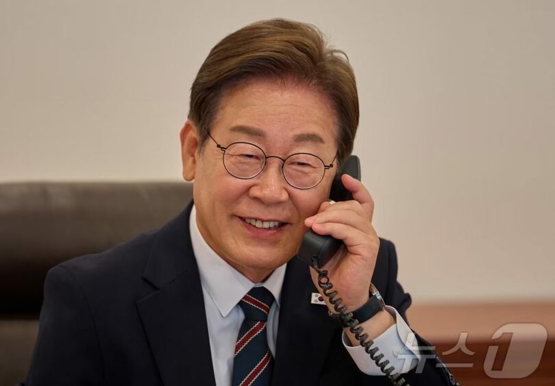 2025年6月9日、大統領執務室で石破茂首相との電話会談に臨むイ・ジェミョン（李在明）大統領＝韓国大統領室提供(c)news1