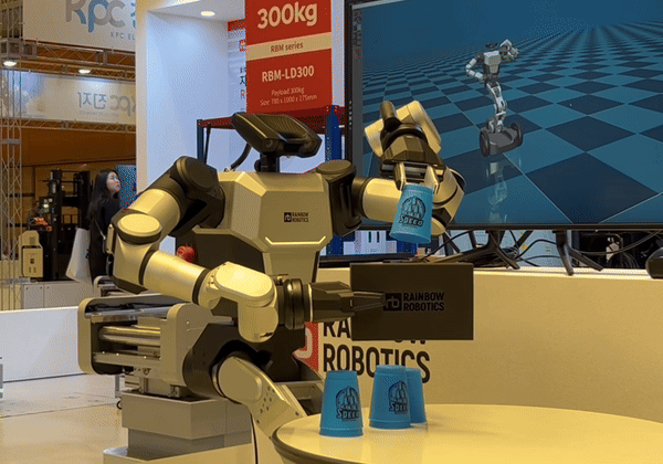 韓国レインボーロボティクスの「移動型両腕ロボット(RB-Y1)」(c)KOREA WAVE