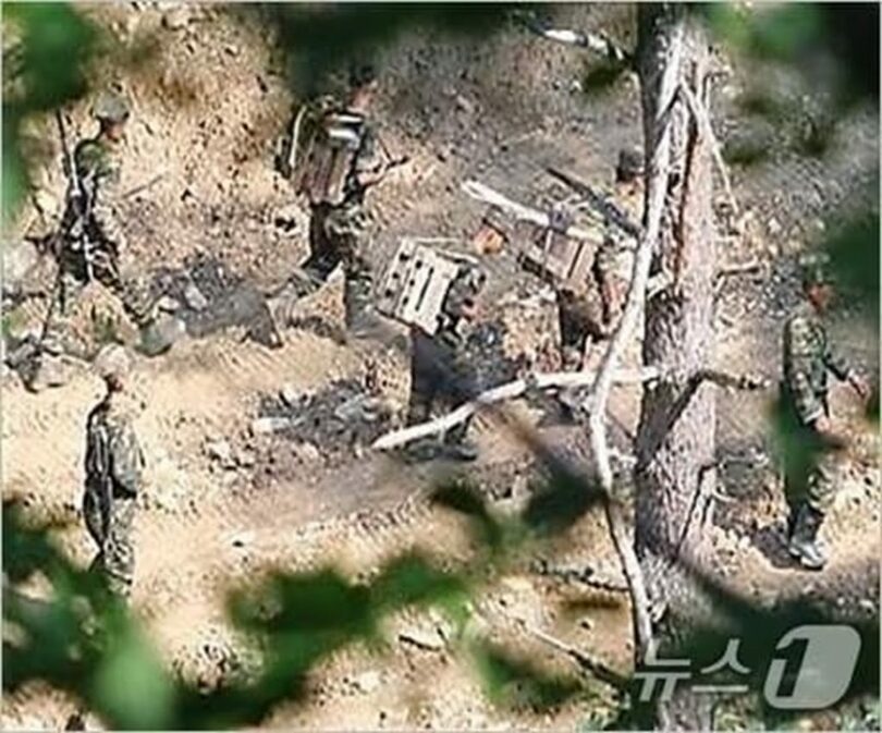 木箱型地雷を背負って移動する北朝鮮軍兵士＝2024年7月17日、韓国国防省提供(c)news1