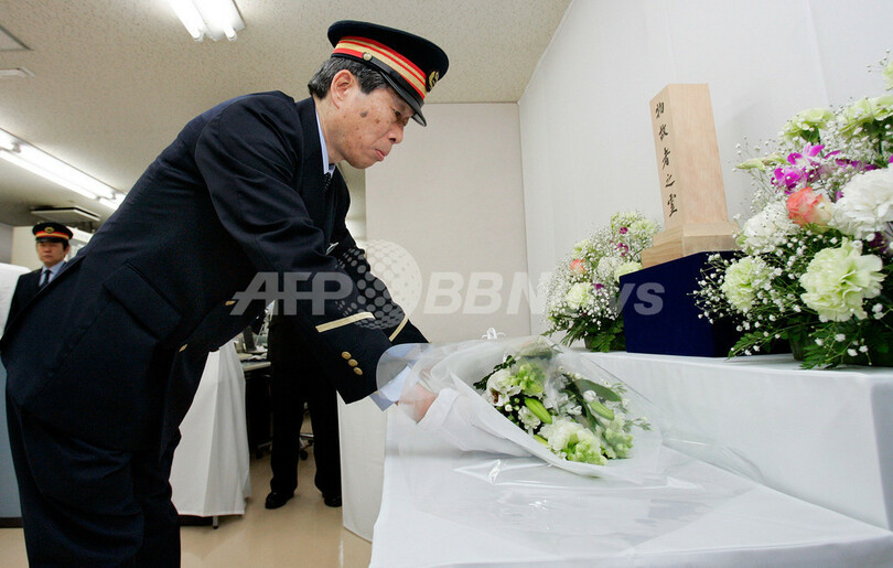 地下鉄サリン事件から13年、霞ヶ関駅で黙とう