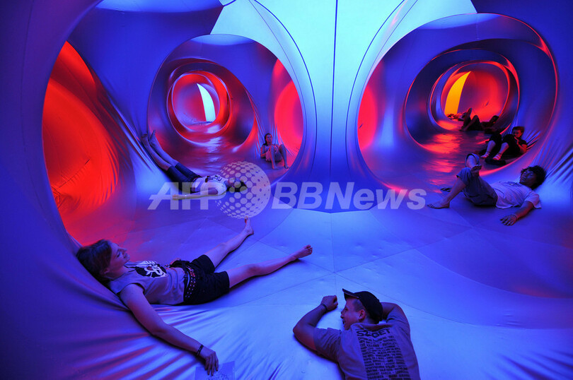 色とりどりの迷路が広がる不思議なテント、ハンガリーの芸術祭