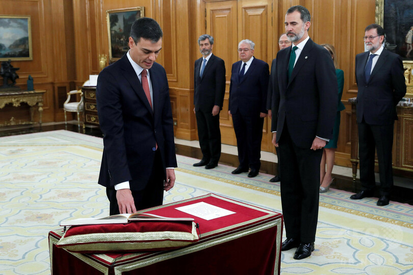 スペイン サンチェス新首相が就任 カタルーニャ独立派は対話求める 写真3枚 国際ニュース Afpbb News