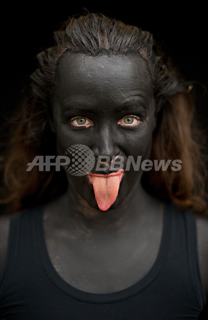 英野外フェス「ビッグ・チル」大盛況、集団ヌード撮影も