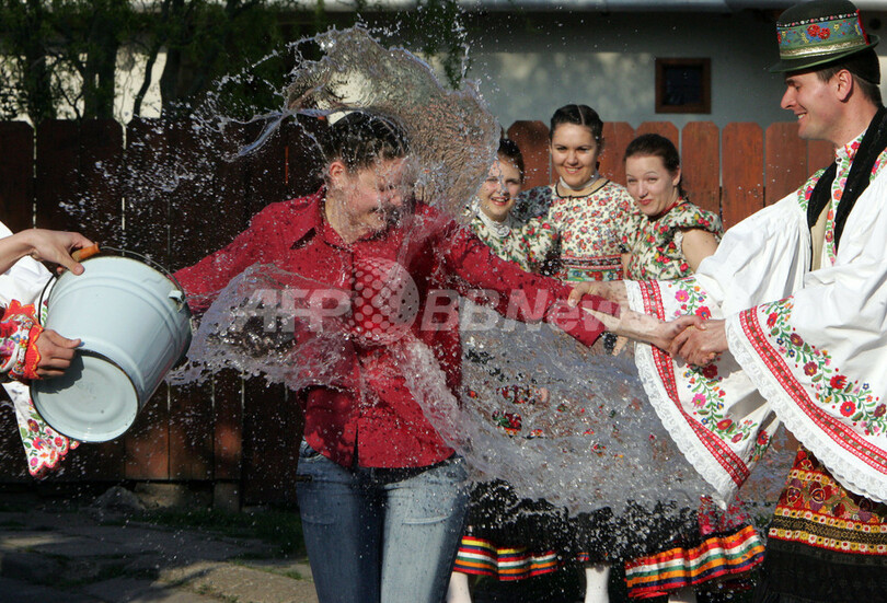 イースターの伝統 水かけの行事 ハンガリー 写真5枚 国際ニュース Afpbb News