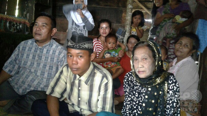 歳の差なんと58歳 インドネシア15歳少年が高齢女性と 結婚 写真2枚 国際ニュース Afpbb News