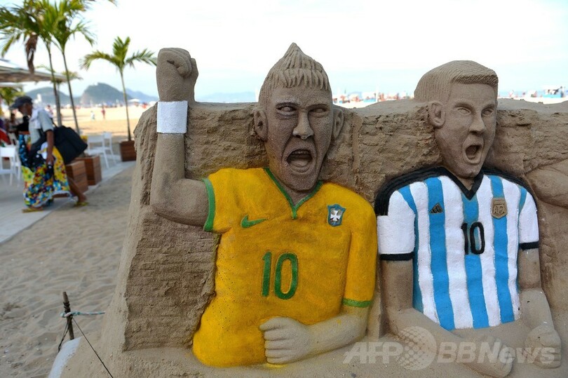 コパカバーナ・ビーチにネイマールとメッシの砂像が登場