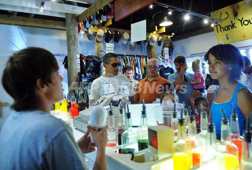 オバマ大統領一家、かき氷で楽しむハワイの休暇