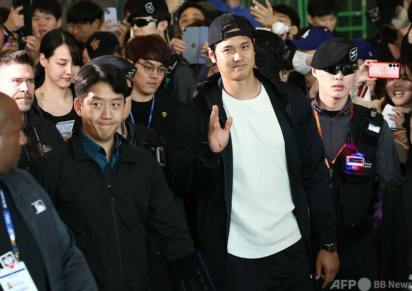 ドジャース大谷が韓国到着、妻とともに到着ロビーに登場