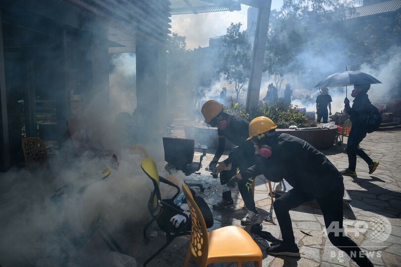 香港、大学周辺でデモ隊が火炎瓶 「実弾」使用やむを得ないと警察