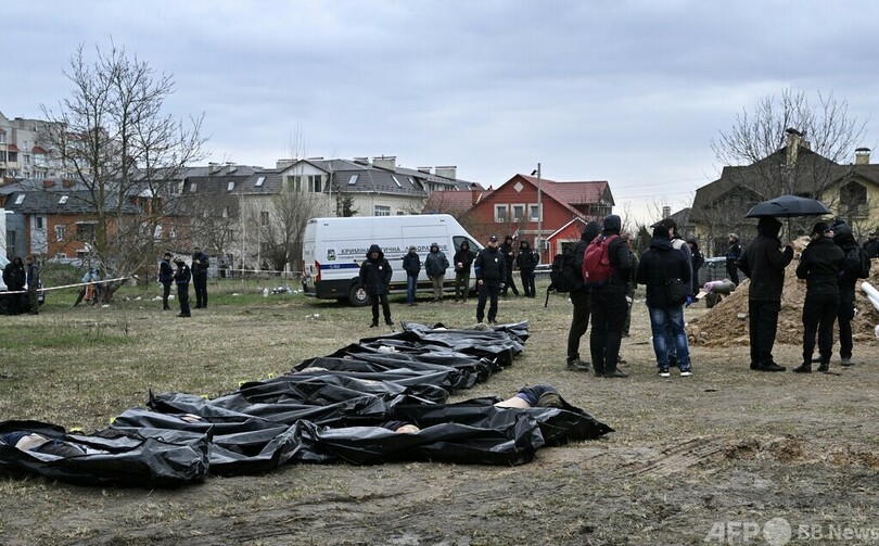 ブチャの集団埋葬地で遺体収容 ロシア軍の戦争犯罪追及へ