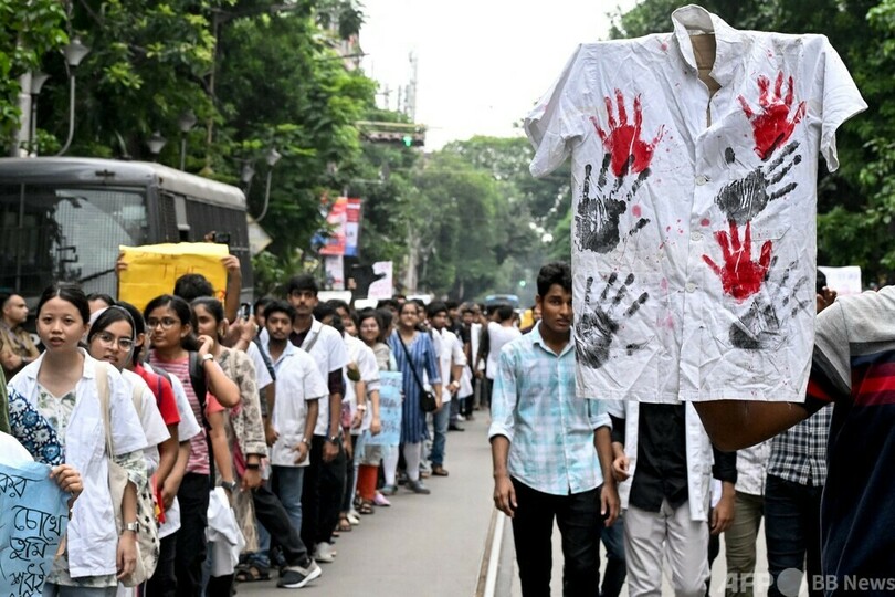 研修医が勤務先で強姦・殺害される、医師らが抗議のスト インド インド・コルカタ(旧カルカッタ)で、研修医が強姦された上で殺害された事件に抗議する活動家や医療従事者(2024年8月12日撮影)。(c)Dibyangshu SARKAR / AFP