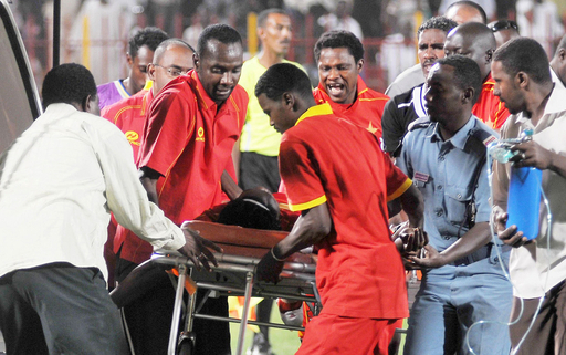 サッカーの試合中に選手が急死、スーダン 写真2枚