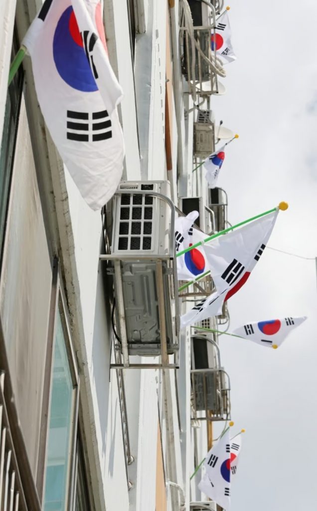 日本植民地からの解放記念日に「9割が韓国国旗を掲げた」マンションが