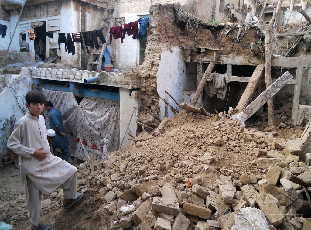 アフガン地震、パキスタン中心に死者277人 学校で生徒圧死事故も 写真13枚 国際ニュース:AFPBB News
