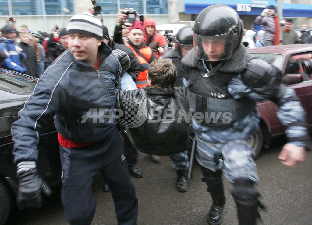 ロシア政府、警察機動隊による野党支持者の拘束を擁護 写真2枚