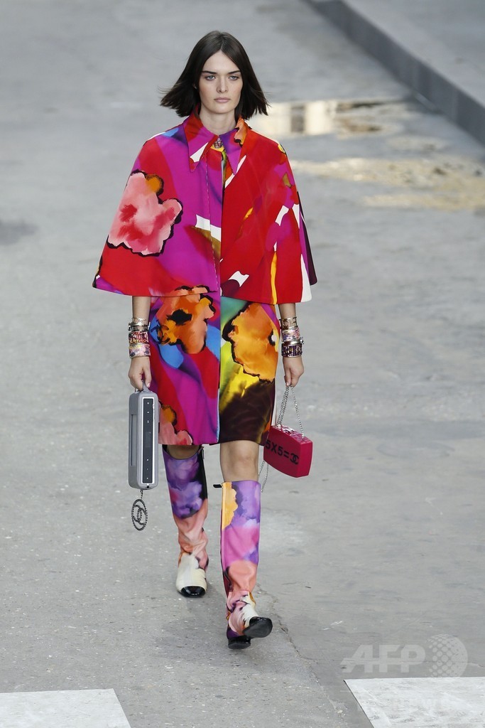 「戦争ではなくファッションを創ろう！」モデルらがデモ行進、「シャネル」15年春夏