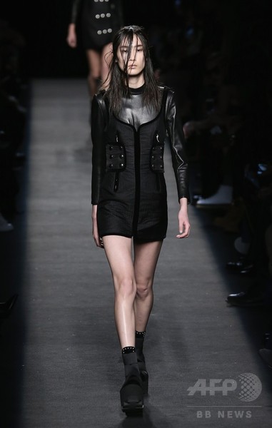 レザーやベルベットで表現するヘビメタ、「アレキサンダー ワン」15/16年秋冬