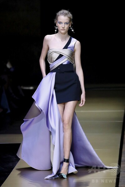 「アトリエ ヴェルサーチ」16/17年秋冬パリ・オートクチュール