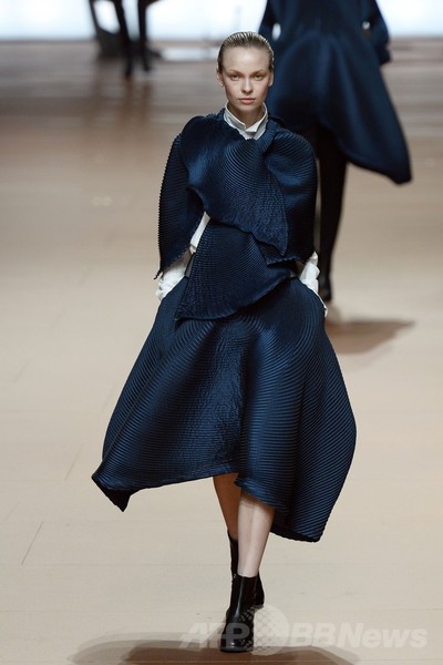 ⭐️本日限定価格⭐️イッセイミヤケパリコレランウェイネイビーパンツ極美品⭐️ 14/15年秋冬パリコレクション＞イッセイ ミヤケ 写真47枚 時計専門