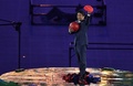 ブラジル・リオデジャネイロのマラカナン・スタジアムで開催されたリオデジャネイロ五輪の閉会式で行われた、2020年東京五輪のプレゼンテーションに登場した安倍晋三首相（2016年8月21日撮影）。(c)AFP/PHILIPPE LOPEZ