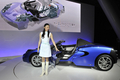 東レ（Toray）は、炭素繊維を活用した軽量の次世代電気スポーツカー「Teewave（ティーウエーブ）AR1」を試作したと発表した。

試作車は2人乗りオープンカーで、炭素繊維強化樹脂（CFRP）を使用した車体重量は846キロ。1回のフル充電での走行可能距離は185キロ、最高速度は時速147キロ。

写真は、東レが都内で公開した「Teewave AR1」（2011年9月14日撮影）。(c)AFP/Yoshikazu TSUNO
